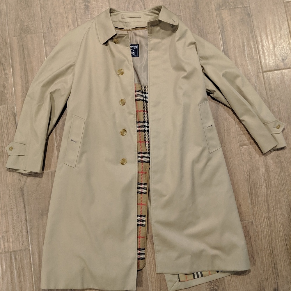 Men's Burberry raincoat, Size Large